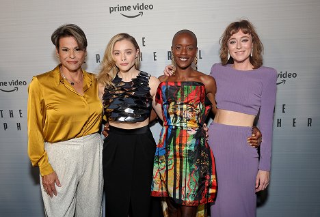 The Peripheral red carpet premiere and screening at The Theatre at Ace Hotel on October 11, 2022 in Los Angeles, California - Alexandra Billings, Chloë Grace Moretz, T'Nia Miller, Adelind Horan - Médium - Série 1 - Z akcí