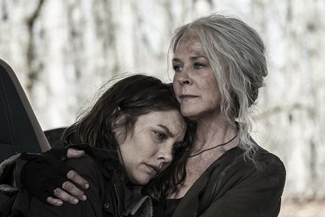 Lauren Cohan, Melissa McBride - Walking Dead - Hliadka 22 - Z filmu