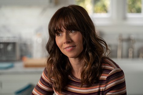 Linda Cardellini - Dead to Me - We Need to Talk - Photos
