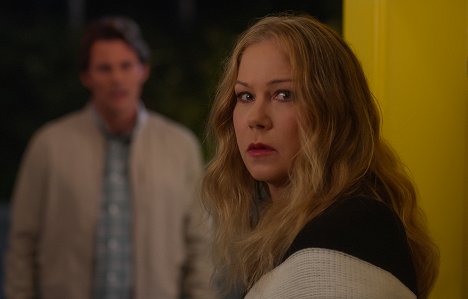 Christina Applegate - Dead to Me - Can We Be Honest? - Photos