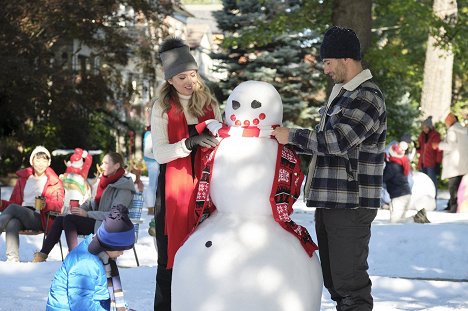 Megan Park, Julian Morris - Ein Weihnachtsprinz in Queens - Filmfotos