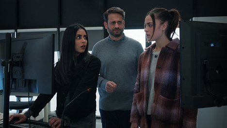 Parveen Kaur, Ed Herbstman, Luna Blaise - Manifest - Hívószó - Filmfotók