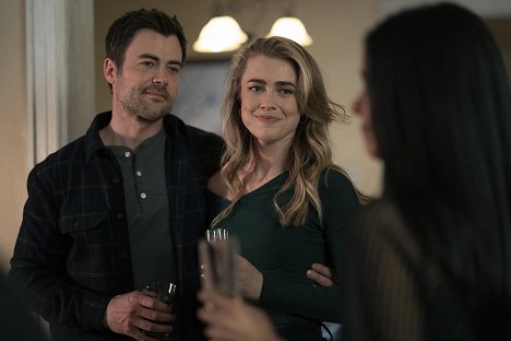 Matt Long, Melissa Roxburgh - Manifest - Der Kompass - Filmfotos