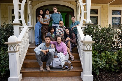 Iman Benson, William Chris Sumpter, Aya Furukawa, Adia, Igby Rigney, Heather Langenkamp, Sauriyan Sapkota, Annarah Cymone, Zach Gilford - The Midnight Club - Midnight - Kuvat kuvauksista