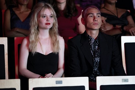 Emily Alyn Lind, Evan Mock - Gossip Girl - You Can't Take It with Jules - Photos