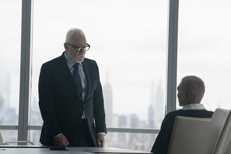 Malcolm McDowell - Gossip Girl - Posts on a Scandal - Photos