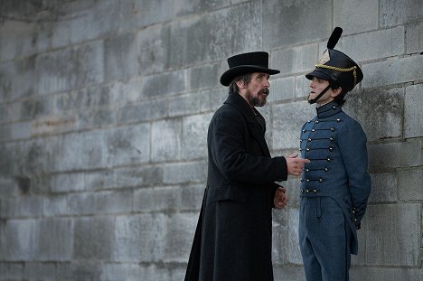Christian Bale, Harry Melling - Halványkék szemek - Filmfotók