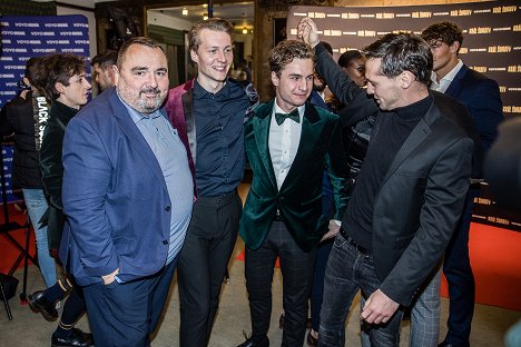 Slavnostní premiéra minisérie Král Šumavy: Fantom temného kraje 21. 11. 2022 v kině Lucerna - Denis Šafařík, Ivan Vodochodský, Vojtěch Vodochodský, Oskar Hes, Jan Nedbal - Král Šumavy: Fantom temného kraje - Tapahtumista