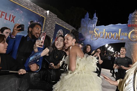 World Premiere Of Netflix's The School For Good And Evil at Regency Village Theatre on October 18, 2022 in Los Angeles, California - Sofia Wylie - A Escola do Bem e do Mal - De eventos