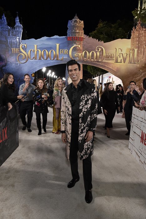World Premiere Of Netflix's The School For Good And Evil at Regency Village Theatre on October 18, 2022 in Los Angeles, California - Soman Chainani - L'École du bien et du mal - Événements