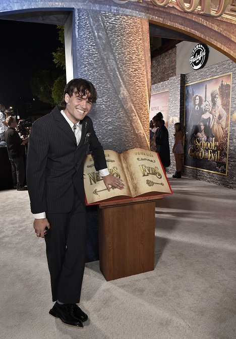 World Premiere Of Netflix's The School For Good And Evil at Regency Village Theatre on October 18, 2022 in Los Angeles, California - Jamie Flatters - L'École du bien et du mal - Événements