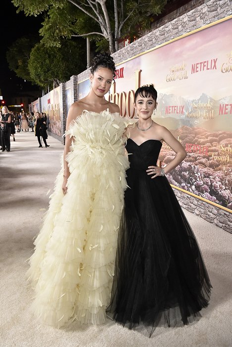 World Premiere Of Netflix's The School For Good And Evil at Regency Village Theatre on October 18, 2022 in Los Angeles, California - Sofia Wylie, Sophia Anne Caruso - A Escola do Bem e do Mal - De eventos
