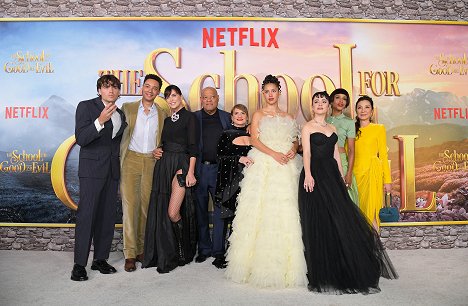World Premiere Of Netflix's The School For Good And Evil at Regency Village Theatre on October 18, 2022 in Los Angeles, California - Jamie Flatters, Kit Young, Charlize Theron, Laurence Fishburne, Patti LuPone, Sofia Wylie, Sophia Anne Caruso, Kerry Washington, Michelle Yeoh - Škola dobra a zla - Z akcií