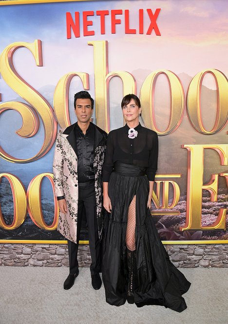 World Premiere Of Netflix's The School For Good And Evil at Regency Village Theatre on October 18, 2022 in Los Angeles, California - Soman Chainani, Charlize Theron - A Escola do Bem e do Mal - De eventos