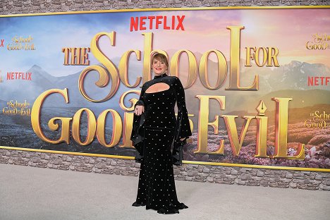 World Premiere Of Netflix's The School For Good And Evil at Regency Village Theatre on October 18, 2022 in Los Angeles, California - Patti LuPone - Škola dobra a zla - Z akcií