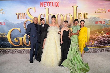 World Premiere Of Netflix's The School For Good And Evil at Regency Village Theatre on October 18, 2022 in Los Angeles, California - Laurence Fishburne, Charlize Theron, Sofia Wylie, Sophia Anne Caruso, Kerry Washington, Michelle Yeoh - Škola dobra a zla - Z akcií