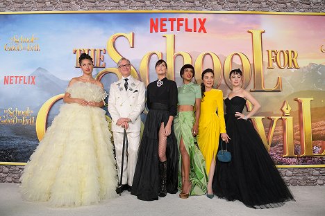 World Premiere Of Netflix's The School For Good And Evil at Regency Village Theatre on October 18, 2022 in Los Angeles, California - Sofia Wylie, Paul Feig, Charlize Theron, Kerry Washington, Michelle Yeoh, Sophia Anne Caruso - Akademia Dobra i Zła - Z imprez