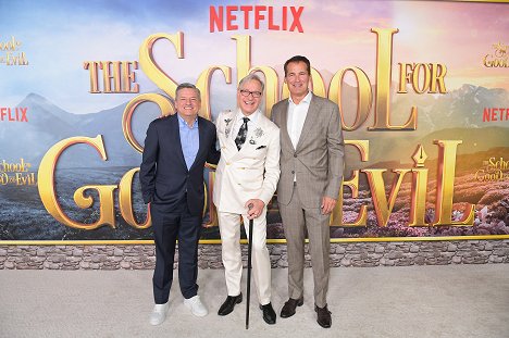 World Premiere Of Netflix's The School For Good And Evil at Regency Village Theatre on October 18, 2022 in Los Angeles, California - Ted Sarandos, Paul Feig, Scott Stuber - A Escola do Bem e do Mal - De eventos