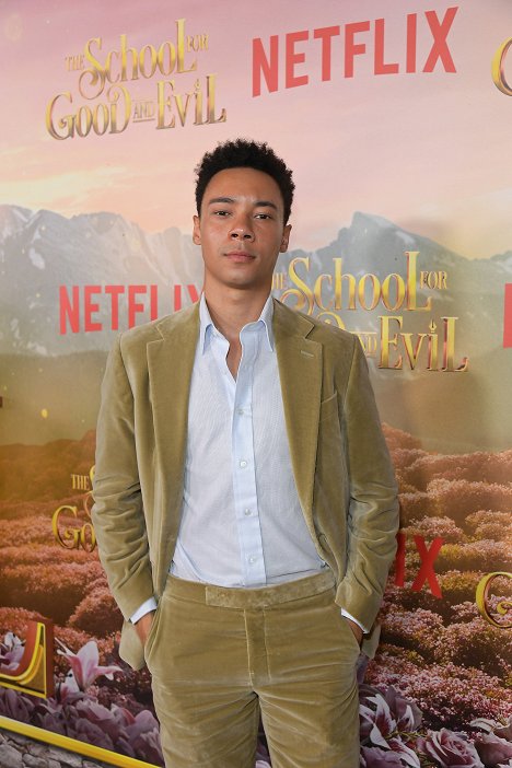 World Premiere Of Netflix's The School For Good And Evil at Regency Village Theatre on October 18, 2022 in Los Angeles, California - Kit Young - The School for Good and Evil - Evenementen