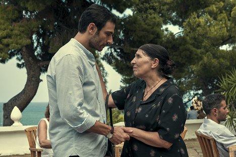 Eugenio Mastrandrea, Lucia Sardo - Recomeço - A vila, a vassoura e o bolo - Do filme