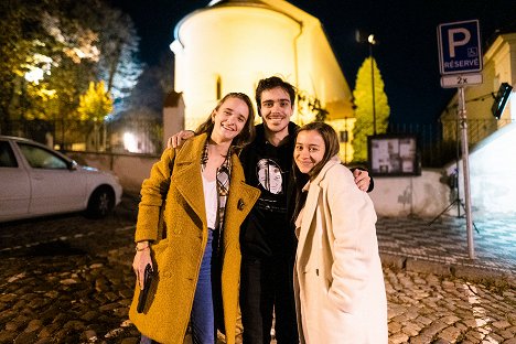 Barbora Horčičková, Matěj Preisler, Veronika Pichlerová - Suraj - Tournage