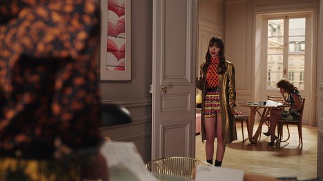 Lily Collins - Emily in Paris - Být v La Liste - Z filmu