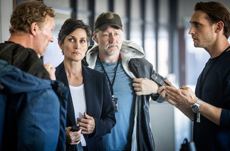 Sven Nordin, Carrie-Anne Moss, Mads Ousdal, Lars Berge - Kommissar Wisting - Der Nachtmann (2) - Filmfotos