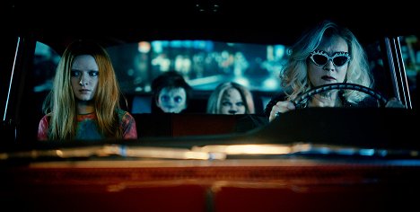 Lachlan Watson, Jennifer Tilly - Chucky - Death on Denial - Filmfotók