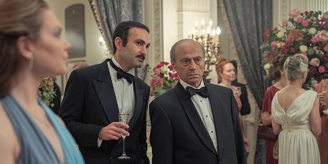 Khalid Abdalla, Salim Daw - The Crown - Mou Mou - De la película