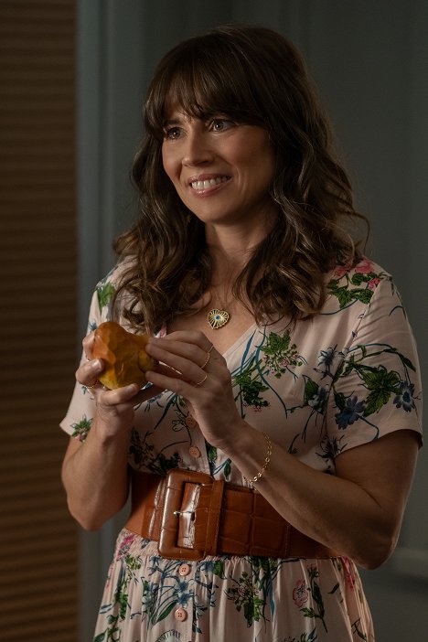 Linda Cardellini - Dead to Me - Look at What We Have Here - Photos