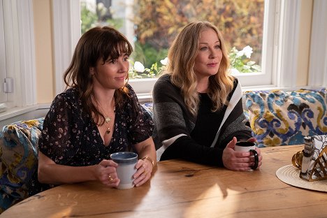 Linda Cardellini, Christina Applegate - Dead to Me - Can We Be Honest? - Photos