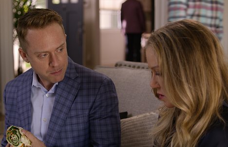 Max Jenkins, Christina Applegate - Dead to Me - Wir finden einen Weg - Filmfotos