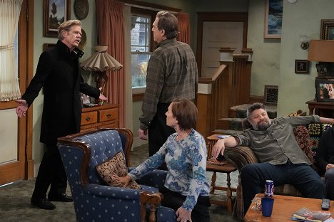 William H. Macy, John Goodman, Laurie Metcalf, Jay R. Ferguson - The Conners - Two More Years and a Stolen Rose - Film