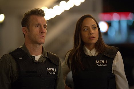 Scott Caan, Dania Ramirez - Alert - Chloe - Filmfotos