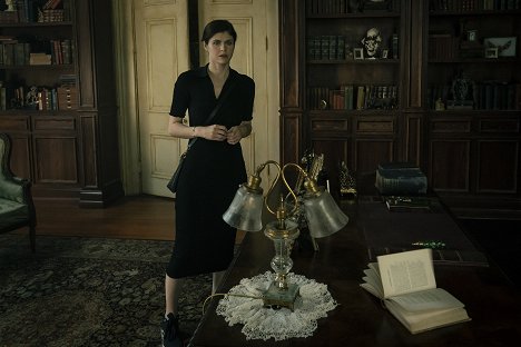 Alexandra Daddario - Mayfair Witches - Curioser and Curioser - Z filmu