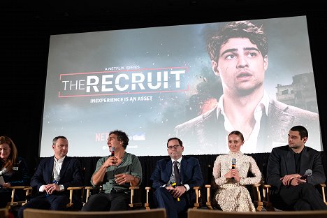 Special screening of Netflix series "THE RECRUIT" at the International Spy Museum on December 13, 2022, in Washington, DC - Alexi Hawley, Doug Liman, Adam Ciralsky, Laura Haddock, Noah Centineo - O Recruta - De eventos