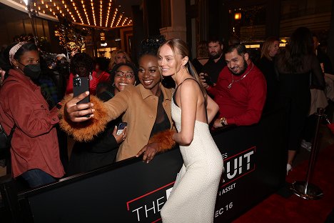 Netflix's The Recruit Los Angeles Premiere at The Grove AMC on December 08, 2022 in Los Angeles, California - Laura Haddock - The Recruit - Tapahtumista