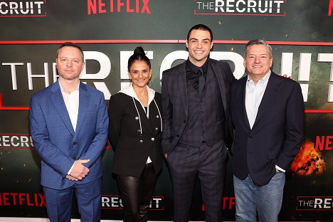 Netflix's The Recruit Los Angeles Premiere at The Grove AMC on December 08, 2022 in Los Angeles, California - Alexi Hawley, Noah Centineo, Ted Sarandos - Zwerbowany - Z imprez