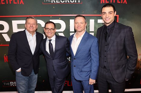 Netflix's The Recruit Los Angeles Premiere at The Grove AMC on December 08, 2022 in Los Angeles, California - Ted Sarandos, Adam Ciralsky, Alexi Hawley, Noah Centineo - O Recruta - De eventos