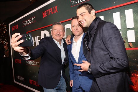Netflix's The Recruit Los Angeles Premiere at The Grove AMC on December 08, 2022 in Los Angeles, California - Ted Sarandos, Alexi Hawley, Noah Centineo - El nuevo empleado - Eventos