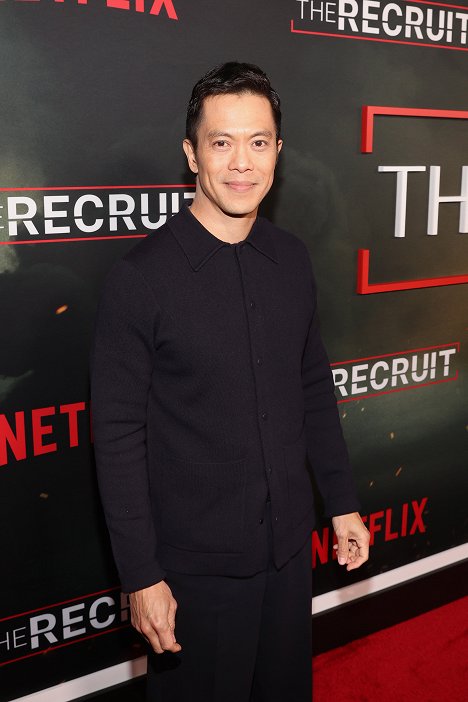 Netflix's The Recruit Los Angeles Premiere at The Grove AMC on December 08, 2022 in Los Angeles, California - Byron Mann - O Recruta - De eventos