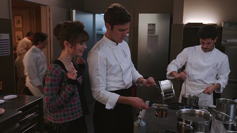 Lily Collins, Lucas Bravo - Emily Párizsban - Charade - Filmfotók