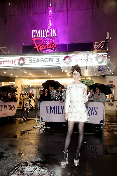 Emily In Paris premiere on December 15, 2022 in New York City - Lily Collins - Emily in Paris - Season 3 - Z akcií
