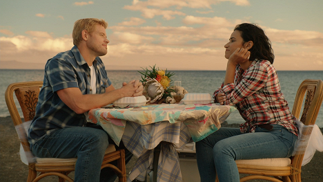 Trevor Donovan, Tiffany Smith - Aloha with Love - Do filme