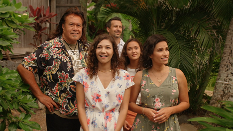 Branscombe Richmond, Sarah Ashley Rodriguez, Tiffany Smith - Aloha with Love - Van film