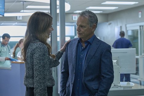 Jane Leeves, Bruce Greenwood - The Resident - All Hands on Deck - Photos