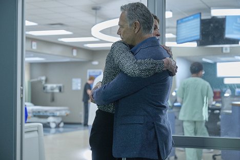 Bruce Greenwood, Jane Leeves - The Resident - All Hands on Deck - Photos