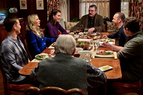 Vanessa Ray, Bridget Moynahan, Tom Selleck, Donnie Wahlberg - Blue Bloods - Crime Scene New York - The Reagan Way - Photos