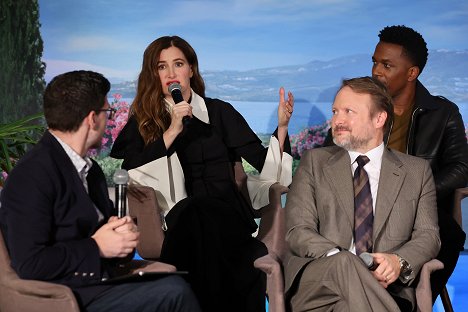 "Glass Onion: A Knives Out Mystery” Press Conference on November 14, 2022 in Los Angeles, California - Kathryn Hahn, Rian Johnson, Leslie Odom Jr. - Glass Onion: A Knives Out Mystery - De eventos