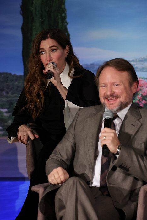 "Glass Onion: A Knives Out Mystery” Press Conference on November 14, 2022 in Los Angeles, California - Kathryn Hahn, Rian Johnson - Glass Onion: A Knives Out Mystery - De eventos